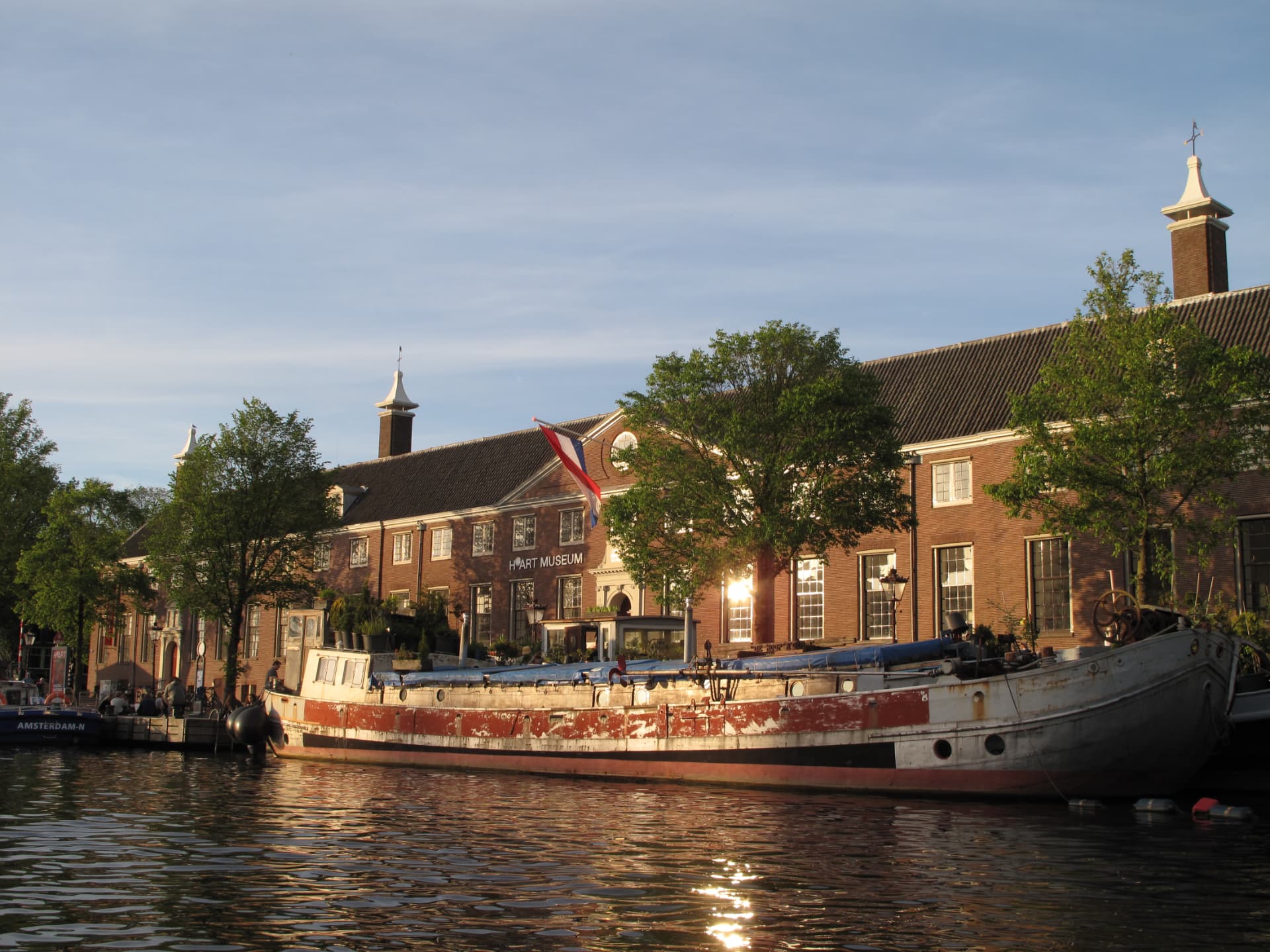 Het H'ART Museum aan de Amstel, met een boot op de voorgrond