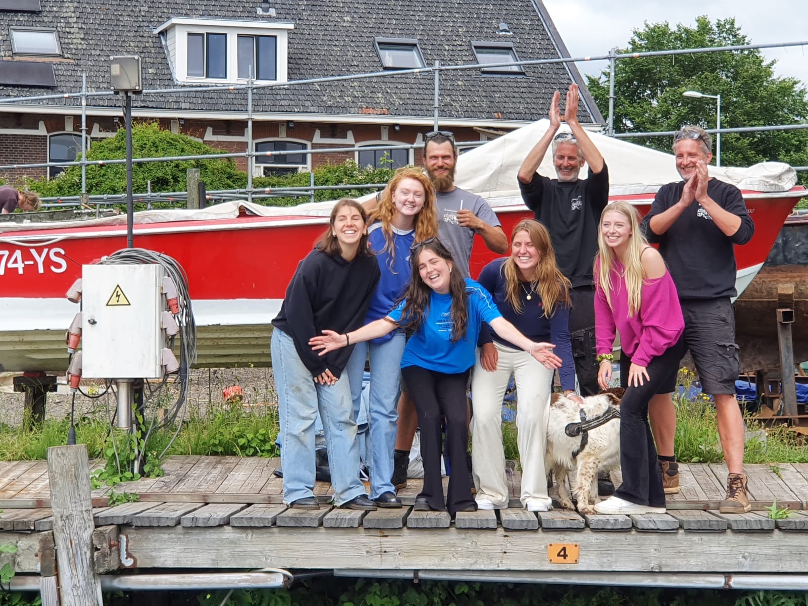 Mensen die werken op het Amsterdamse water