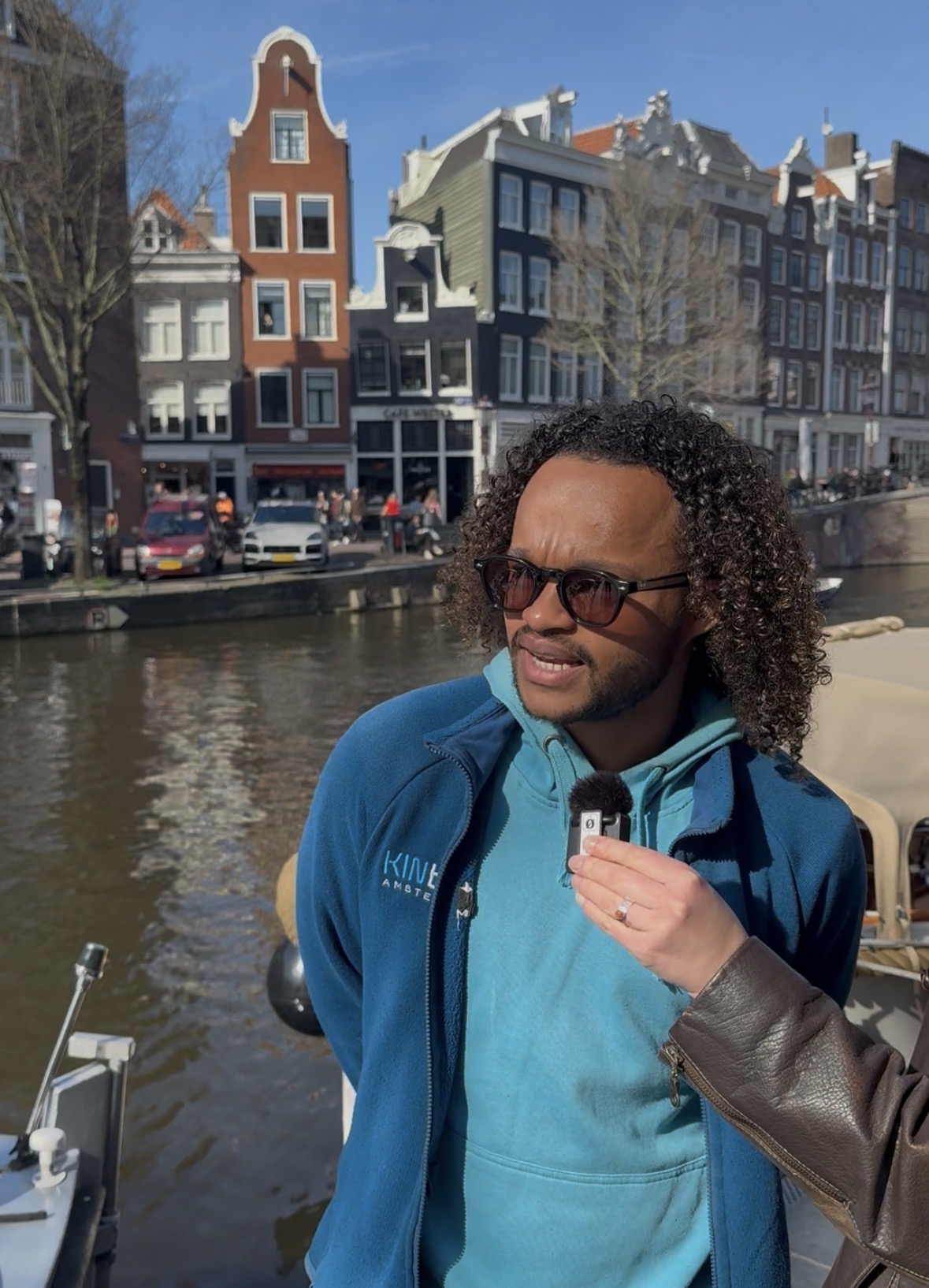 Een booteigenaar op het Amsterdamse water