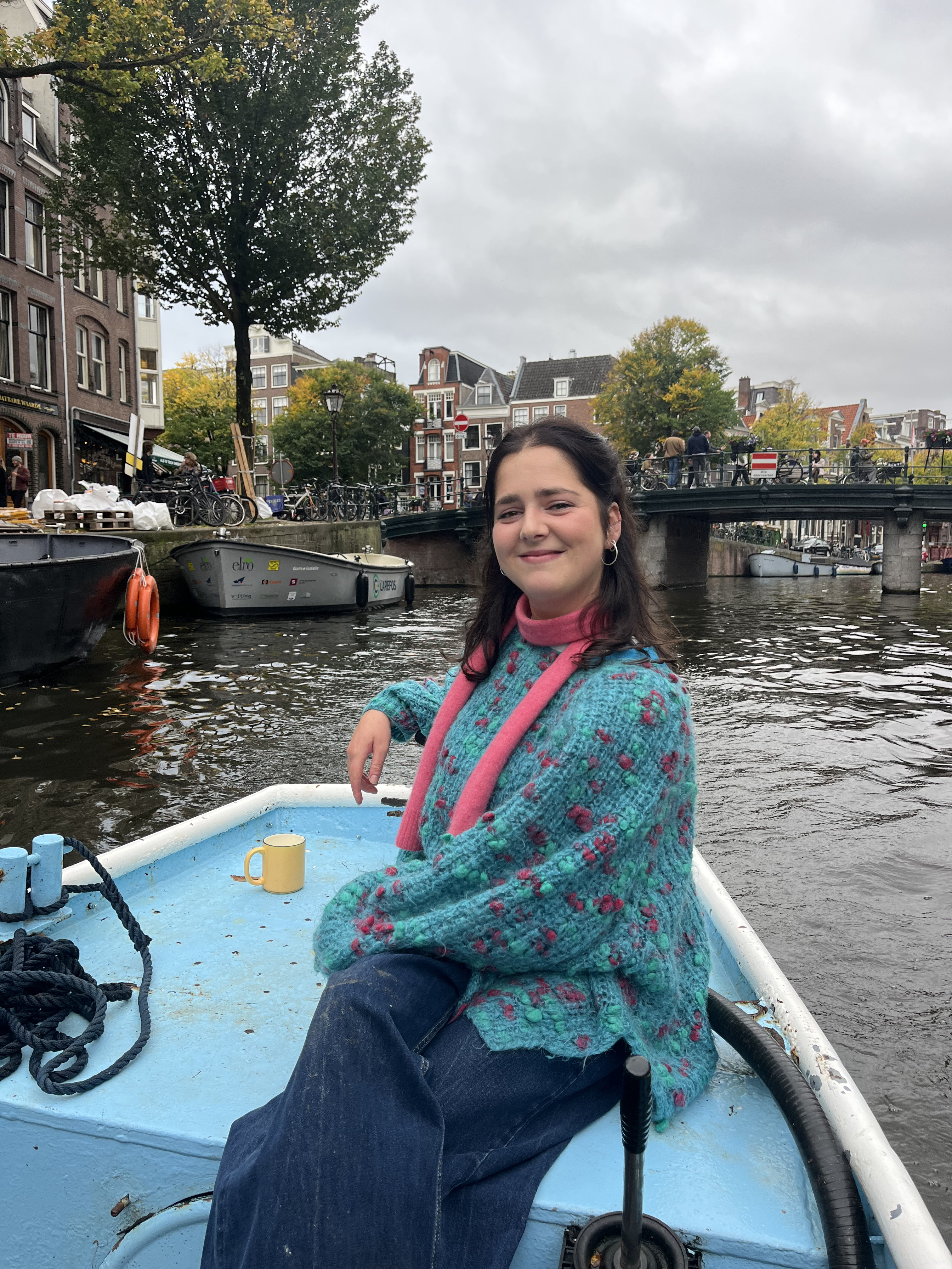 Isabelle in een bootje in een Amsterdamse gracht